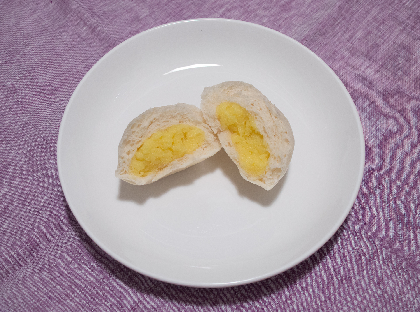 Nǎi Huáng Bāo (奶黄包) - Custard Steamed Buns - Steamed Custard Cross-section